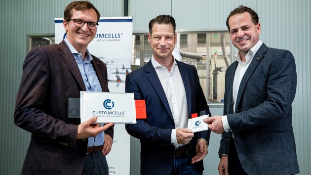 Customcells verstärkt Führungsspitze mit CEO - Customcells-Gründer Torge Thönnessen (l.) und Leopold König (r.) mit Dr. Dirk Abendroth, CEO der Customcells-Gruppe - Quelle: Customcells/Roman Schwer